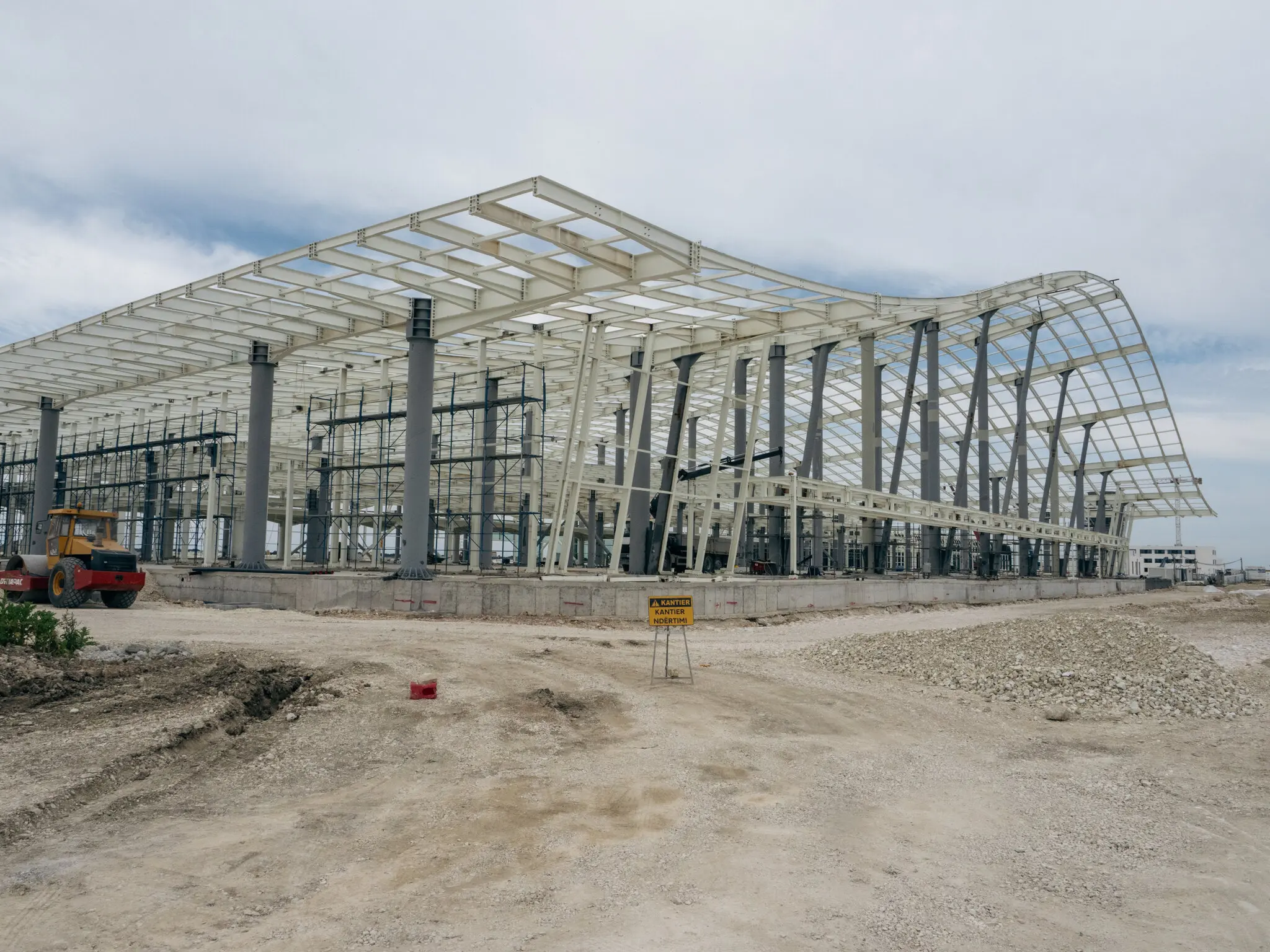 Аеропорт і проекти розвитку є частиною кампанії, яку очолює прем’єр-міністр Албанії Еді Рама, щоб перетворити країну на «чемпіона туризму».